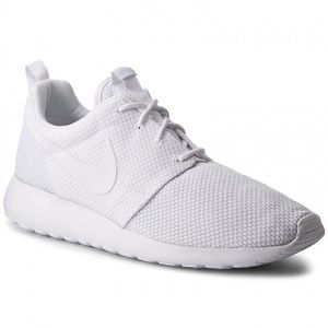 NIKE white comfortable casual tennis shoes!